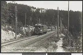 Motorcar on the way up at Voksenkollen. Unknown date.