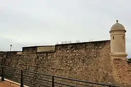 Northwestern curtain wall of the defensive wall with bartizan and embrasures