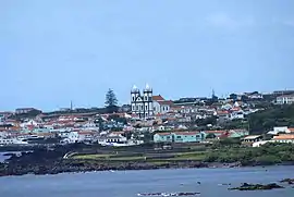 A perspective of the village of São Mateus by the coast.
