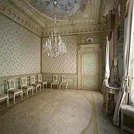 Anteroom richly decorated.