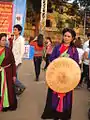 A Quan họ female artist holding a nón quai thao at Lim festival, 2010