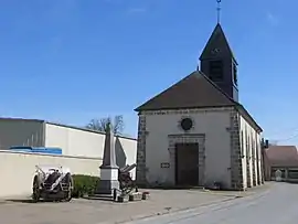 The war memorial and church in Linthelles