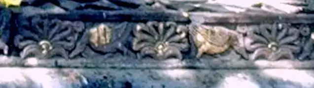 Modern image. Detail of the decorative frieze on the left side, consisting in honeysuckles and geese, which can also be found on several of the pillar capital of Ashoka.
